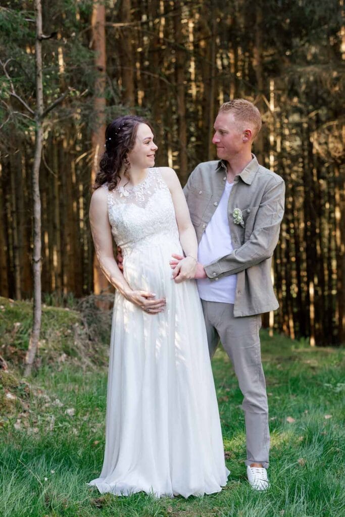 Hochzeitspaar im Wald, romantisches Brautpaarshooting, natürliche und authentische Hochzeitsfotograf.