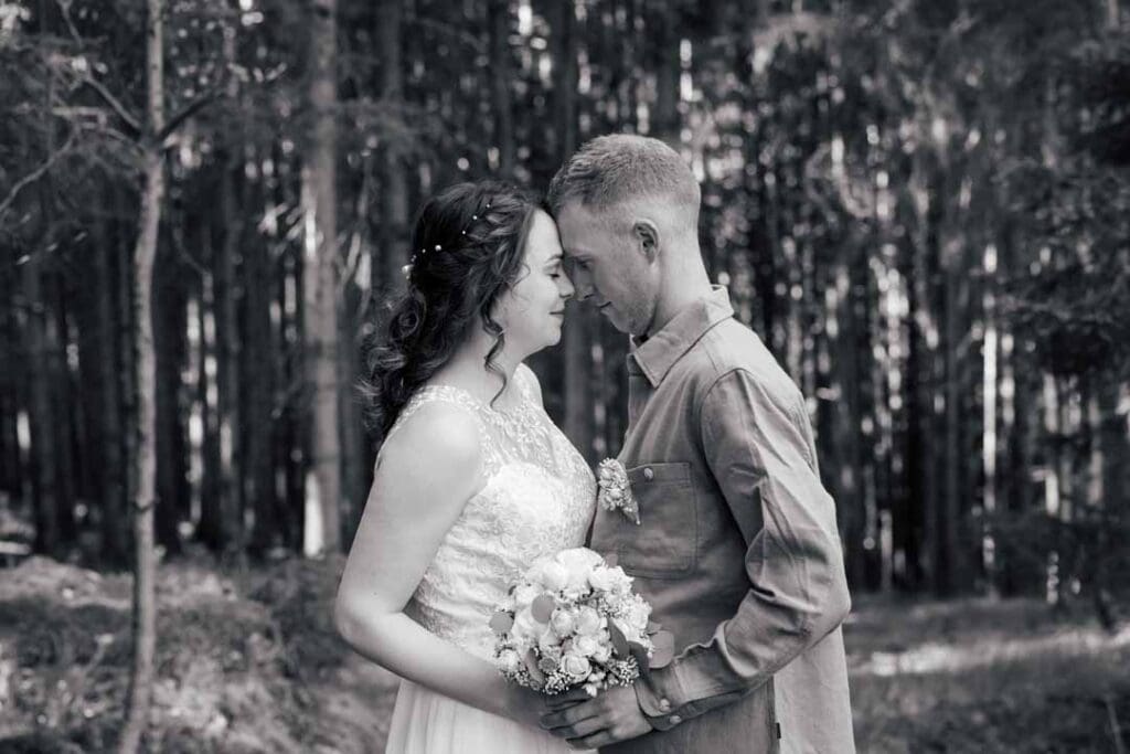 Hochzeitspaar im Wald, romantisches Brautpaarshooting, emotionale Hochzeitsfotografie.