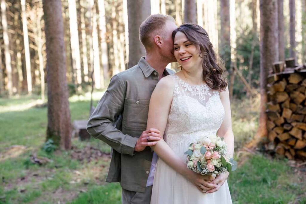 Glückliches Brautpaar im Wald bei Sonnenlicht, Natur, Liebe, Hochzeit, Paarfotografie, emotionale Fo.