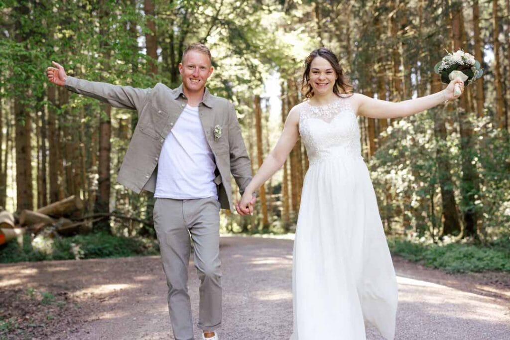 Hochzeitspaar im Wald, glückliches Brautpaarshooting, Natur, Liebe, emotionale Hochzeitsfotografie.