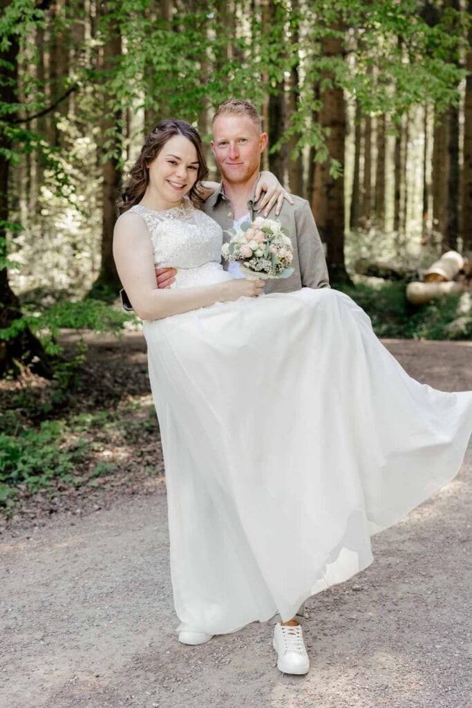 Hochzeitspaar im Wald, romantisches Brautpaarshooting mit Naturkulisse.