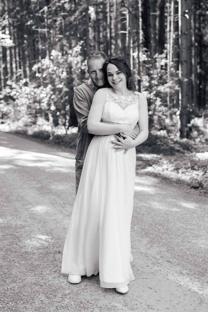 Hochzeitspaar im Wald, romantisches Brautpaarshooting in natürlicher Umgebung.