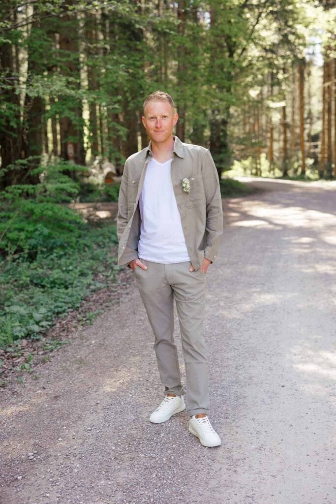 Portrait eines Mannes im Wald, natürliche Lichtverhältnisse, entspannte Atmosphäre.