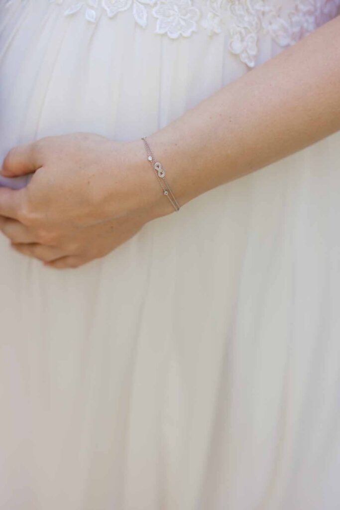 Hochzeitsarmband an der Hand einer Braut, Nahaufnahme, elegante Schmuckdetails.