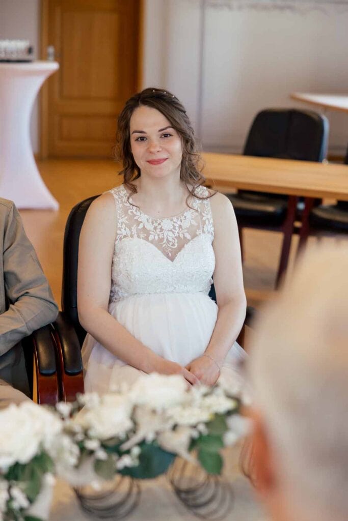 Hochzeitsbraut in weißem Kleid bei Zeremonie, authentische und emotionale Hochzeitsfotografie, natür.