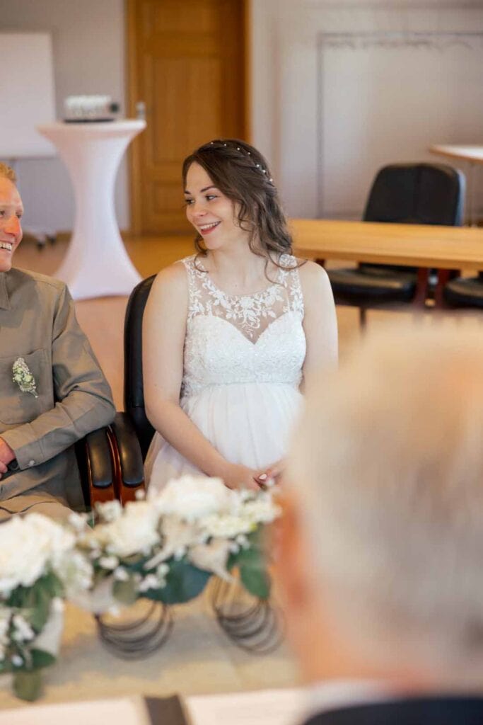 Glückliches Brautpaar bei einer emotionalen Hochzeitssession im Innenraum.