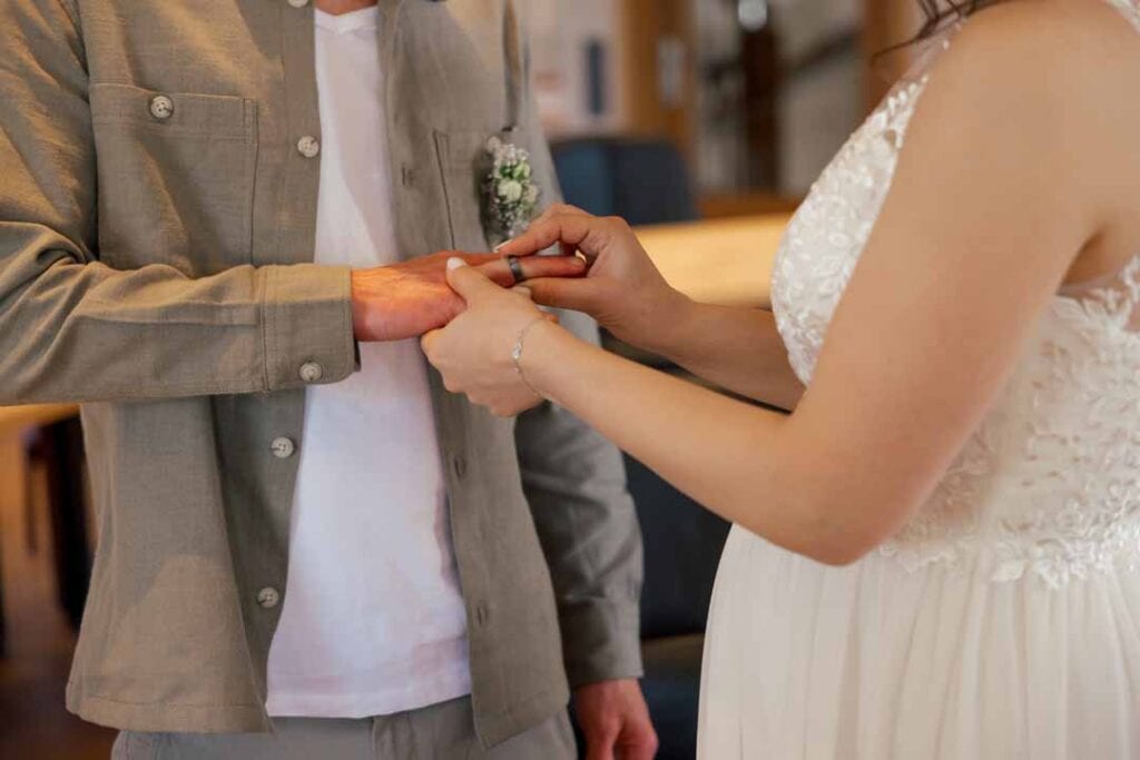 Detailaufnahme eines Hochzeitsrings bei einer Trauung.