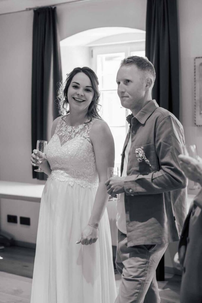 Hochzeitspaar mit Sekt, glückliche Momente, authentische Hochzeitsfotografie, emotionale Bilder, Bra.