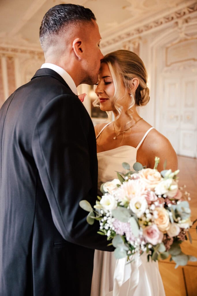Hochzeitspaar in inniger Umarmung bei eleganter Feier in Lauingen.