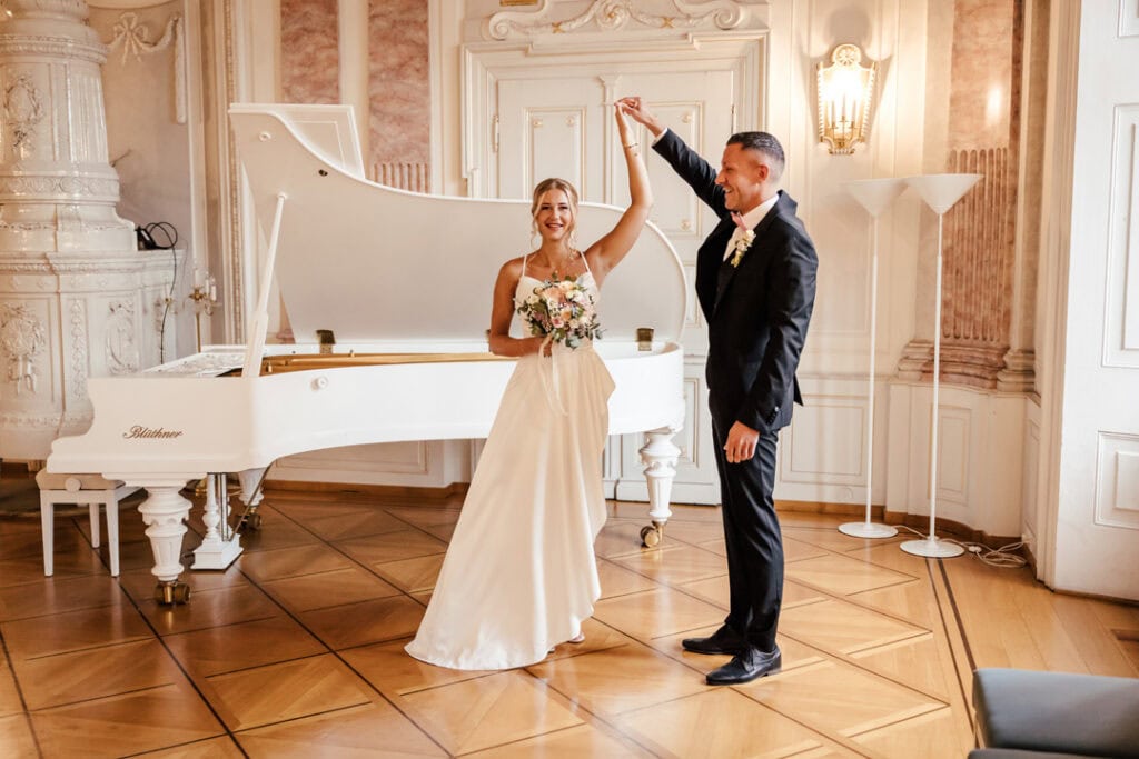 Braut und Bräutigam tanzen im stilvollen Saal, fotografiert von Saskia Römer – Fotografie mit Herz.