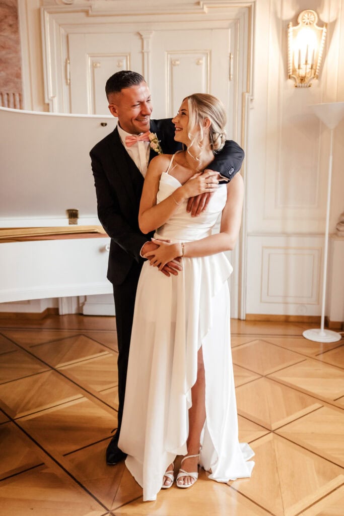Verliebtes Hochzeitspaar in stilvollem Raum, fotografiert von Saskia Römer – Fotografie mit Herz Lau.