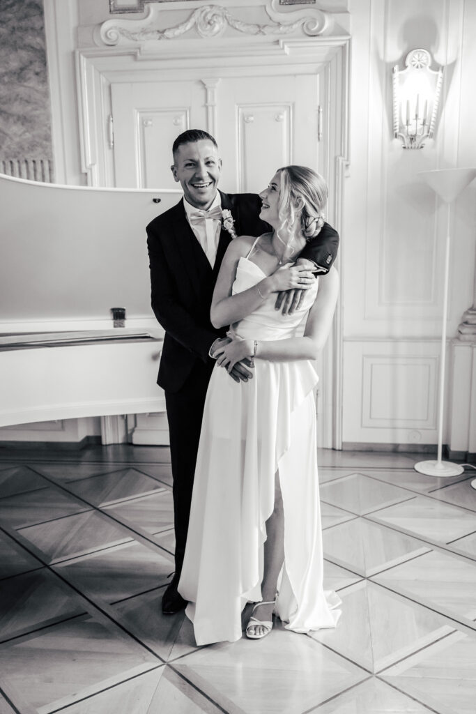 Lächelndes Brautpaar bei Hochzeit in Lauingen fotografiert von Saskia Römer.
