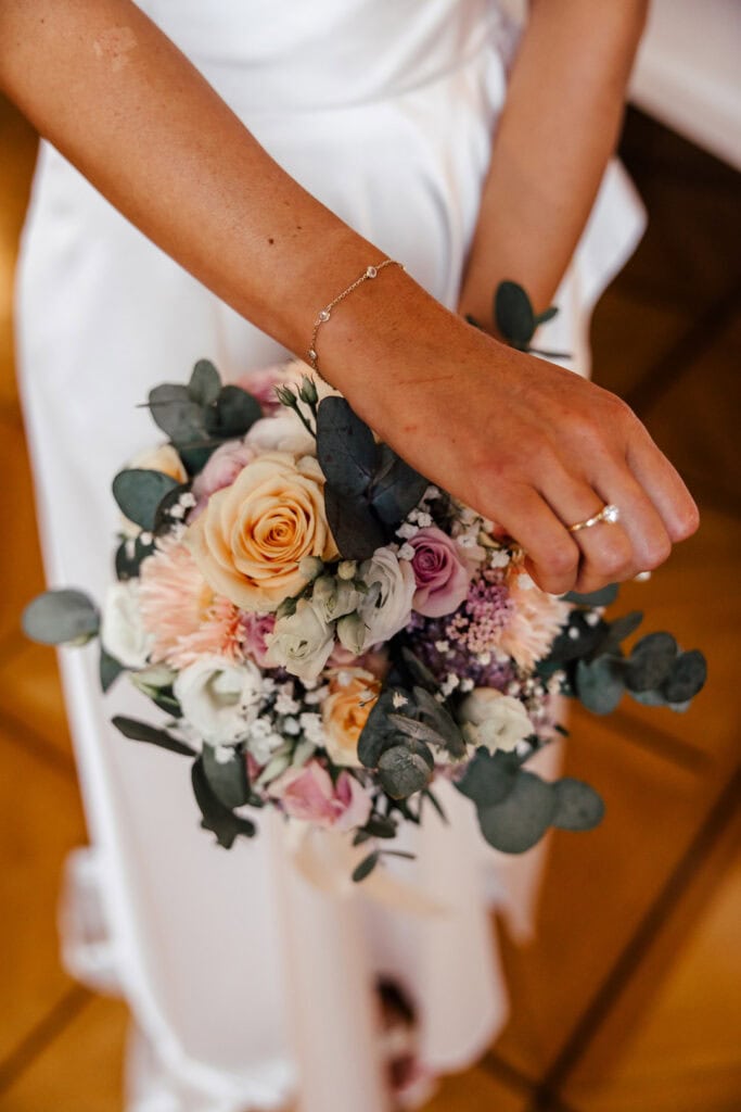Hochzeitsstrauß mit Rosen und Eukalyptus, fotografiert von Saskia Römer – Fotografie mit Herz Lauing.