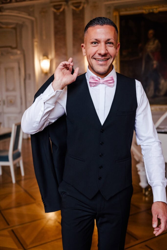 Mann in Anzug mit Fliege bei Hochzeit in Lauingen fotografiert von Saskia Römer.