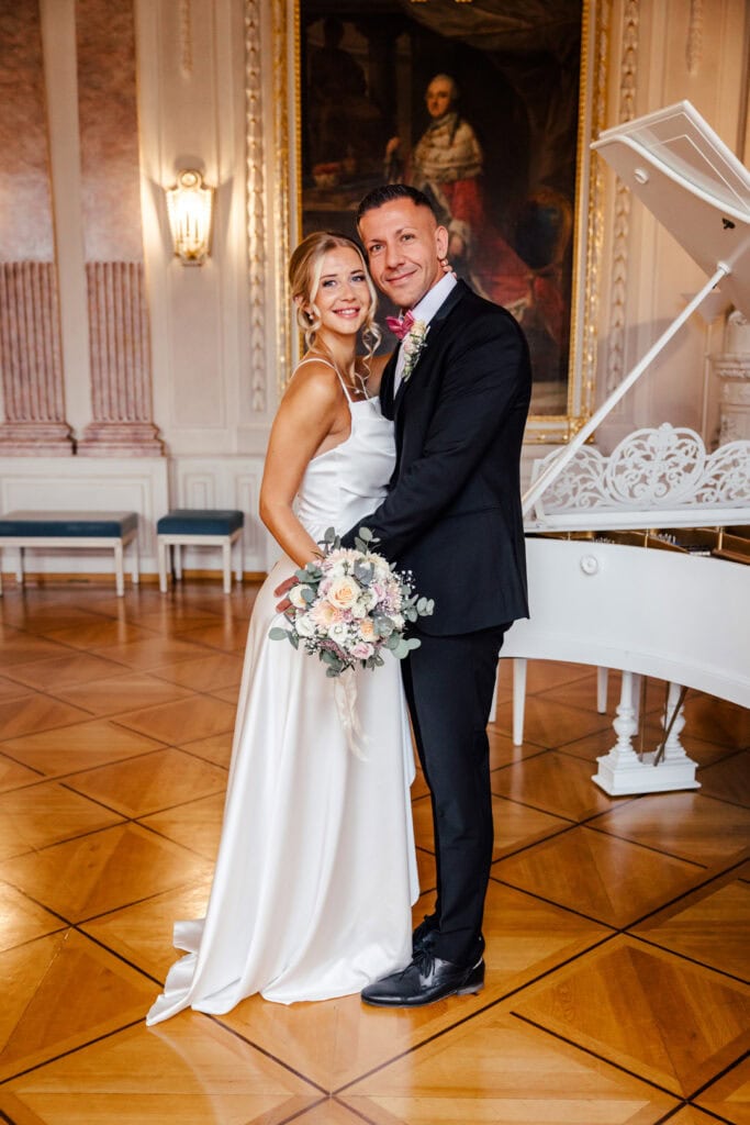 Braut und Bräutigam bei Hochzeit in Lauingen fotografiert von Saskia Römer.