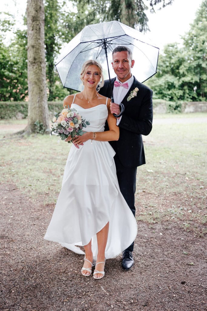 Braut und Bräutigam unter Regenschirm bei Hochzeit in Lauingen.