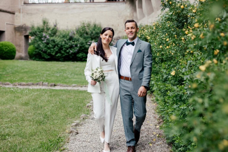 Brautpaar bei Hochzeit in Lauingen, fotografiert von Saskia Römer – Fotografie mit Herz Lauingen.