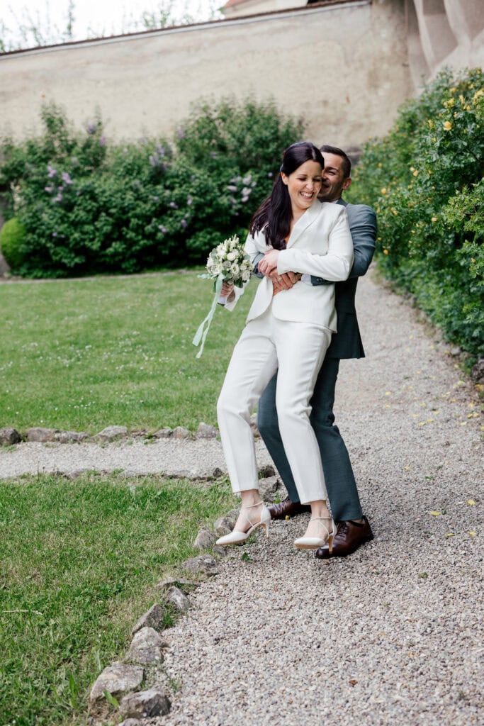Liebespaar bei Hochzeit im Garten, fotografiert von Saskia Römer – Fotografie mit Herz Lauingen.