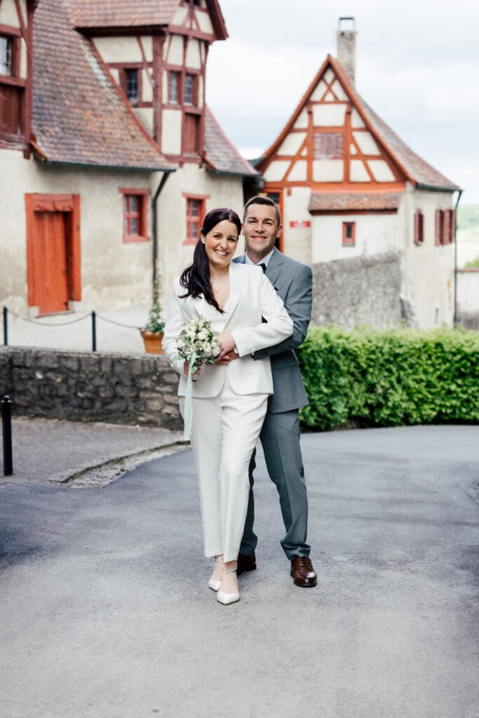Brautpaar vor historischen Häusern in Lauingen, fotografiert von Saskia Römer – Fotografie mit Herz.