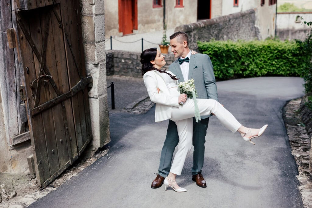 Paar bei Hochzeitsshooting in Lauingen, fotografiert von Saskia Römer – Fotografie mit Herz Lauingen.