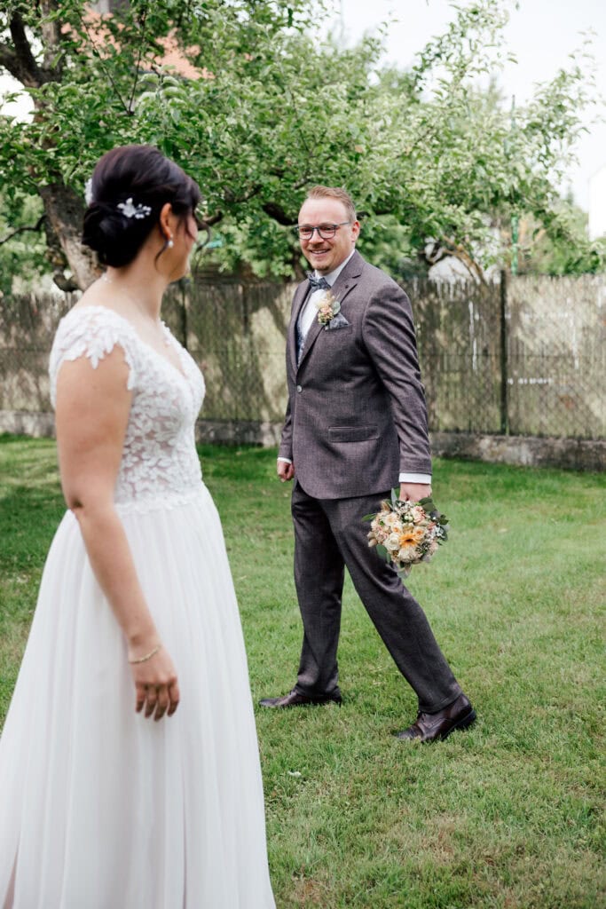 Braut und Bräutigam im Garten, fotografiert von Saskia Römer – Fotografie mit Herz Lauingen.