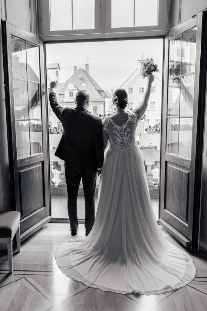 Braut und Bräutigam vor Fenster bei Hochzeit in Lauingen.