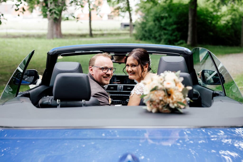 Brautpaar im Cabrio fotografiert von Saskia Römer – Fotografie mit Herz Lauingen.