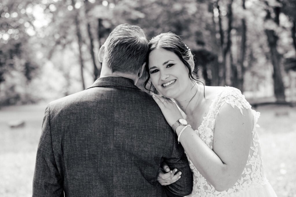 Liebespaar bei Hochzeitsshooting in Lauingen, fotografiert von Saskia Römer – Fotografie mit Herz.