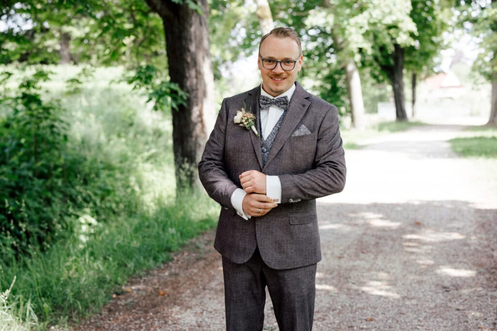 Mann in Anzug bei Hochzeitsshooting in Lauingen.