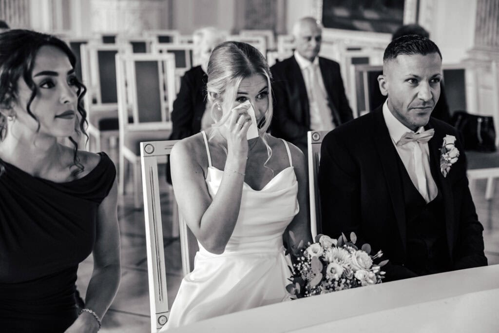 Braut und Bräutigam bei der Trauung in Lauingen, fotografiert von Saskia Römer.