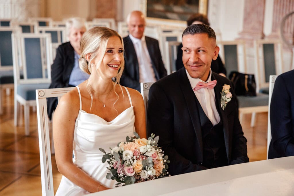 Braut und Bräutigam bei ihrer Hochzeit in Lauingen, fotografiert von Saskia Römer.
