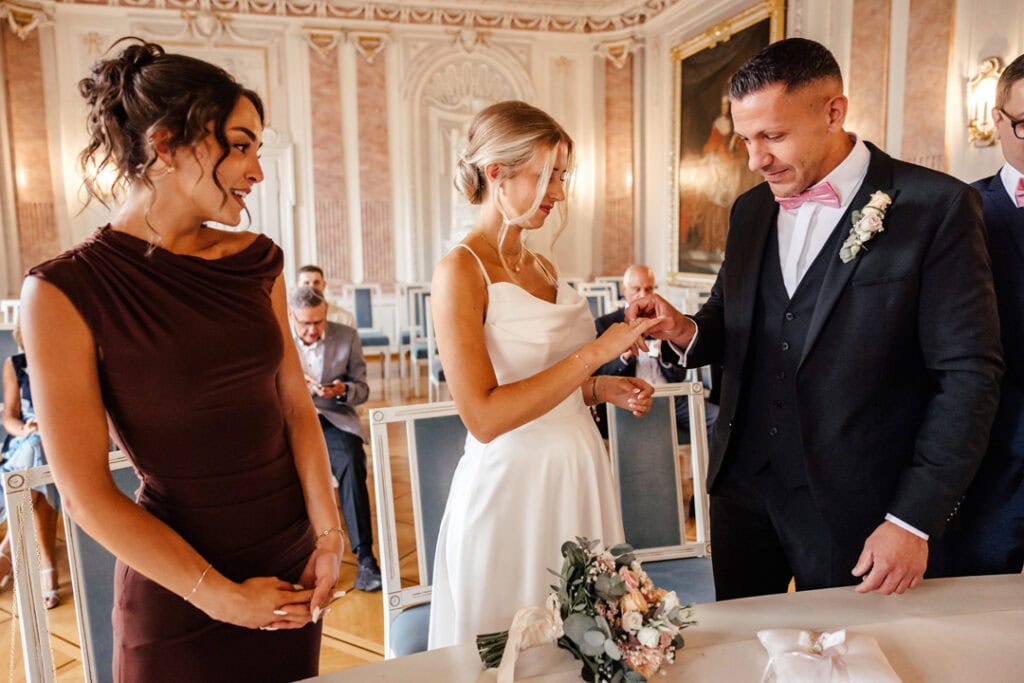 Braut und Bräutigam bei der Trauung in Lauingen fotografiert von Saskia Römer.