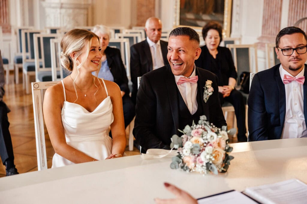 Glückliches Brautpaar bei Hochzeit in Lauingen fotografiert von Saskia Römer.