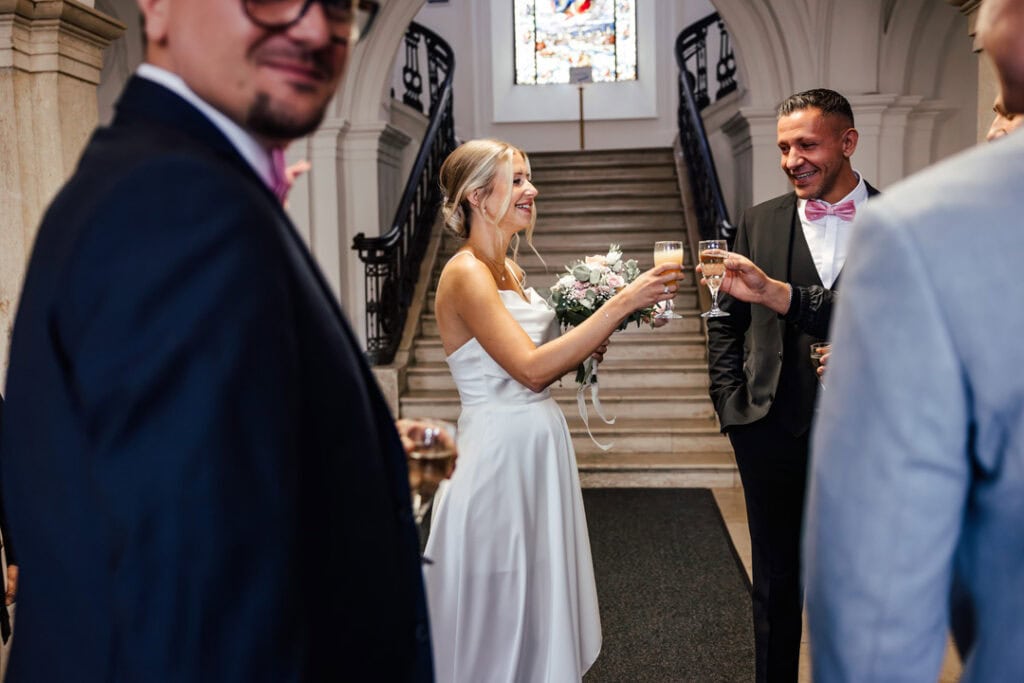 Braut und Bräutigam stoßen an bei Hochzeit in Lauingen.