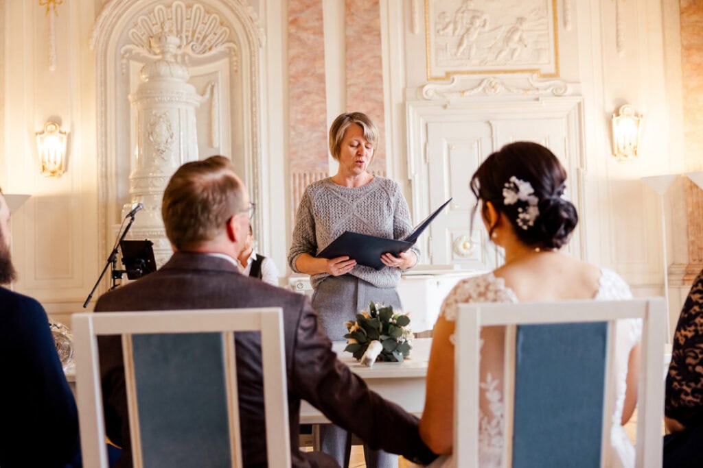 Hochzeit in Lauingen, Traurednerin bei der Zeremonie fotografiert von Saskia Römer.
