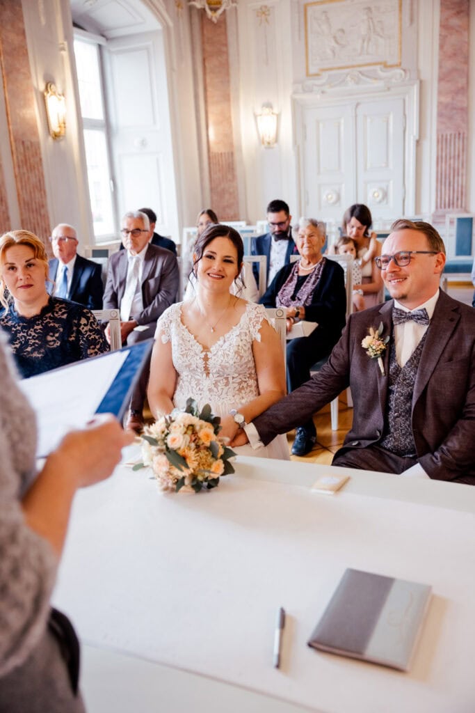 Brautpaar bei Trauung im eleganten Saal in Lauingen.