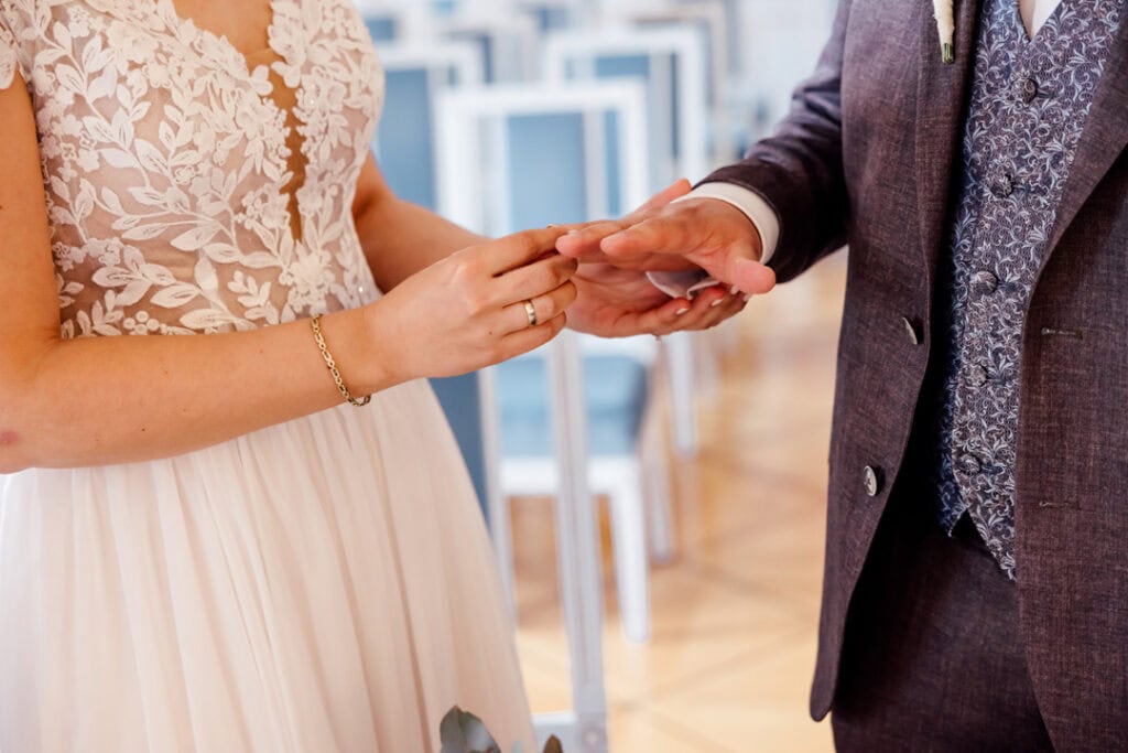 Braut und Bräutigam tauschen Ringe bei Hochzeit in Lauingen.