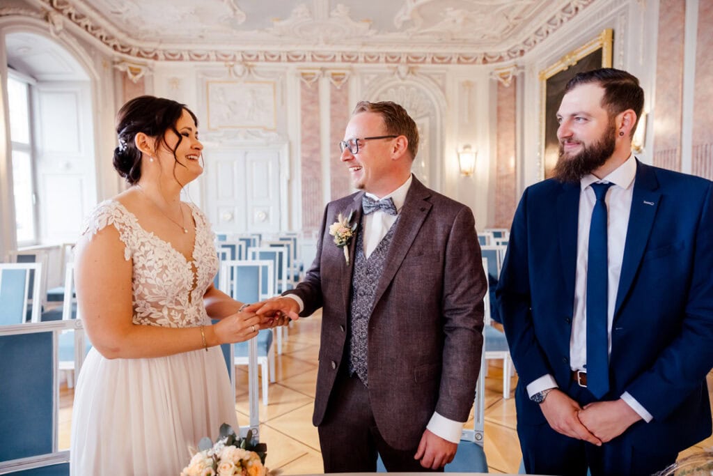 Braut und Bräutigam bei Hochzeit in Lauingen, fotografiert von Saskia Römer.