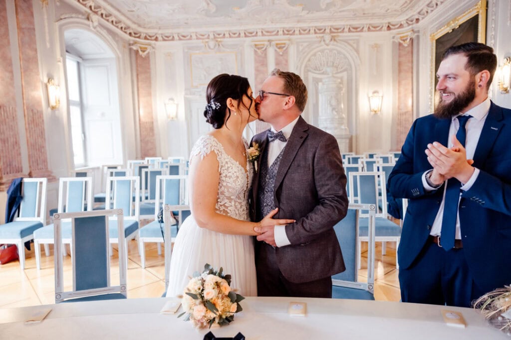 Braut und Bräutigam küssen sich bei ihrer Hochzeit in Dillingen.