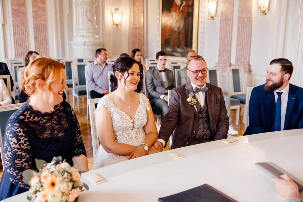 Liebespaar bei Hochzeit in prachtvollem Saal fotografiert von Saskia Römer – Fotografie mit Herz Lau.