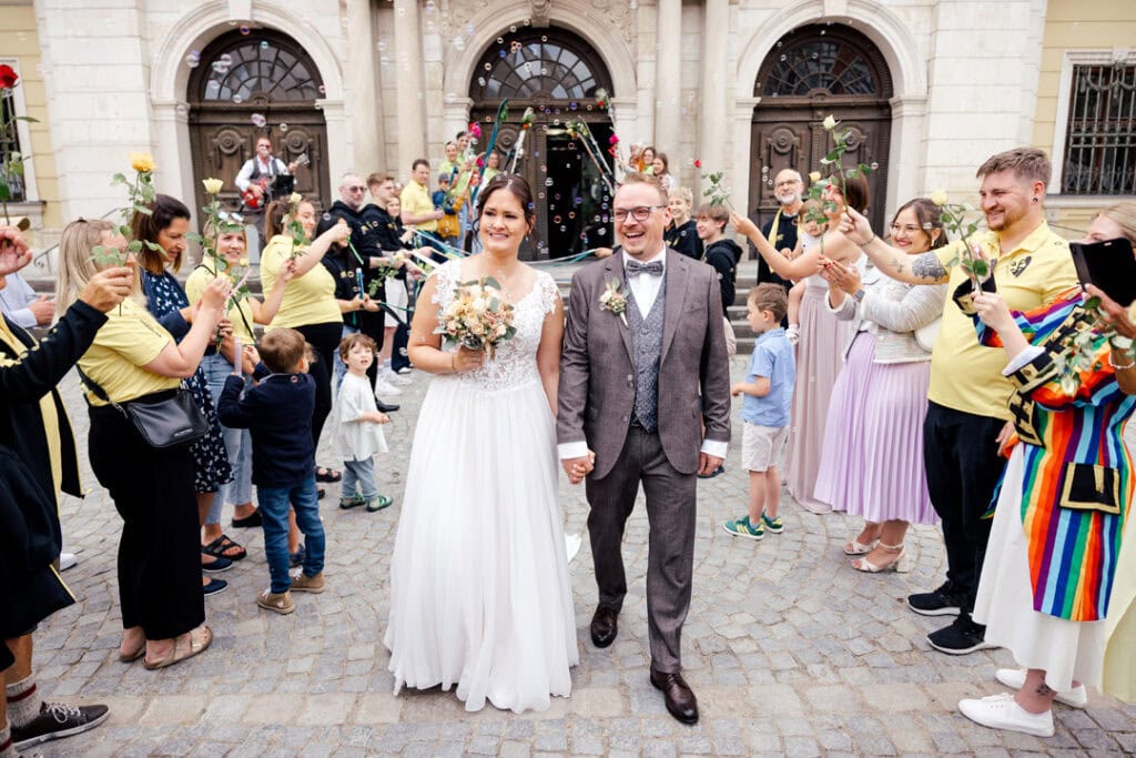 Braut und Bräutigam feiern Hochzeit, umgeben von Freunden in Lauingen.
