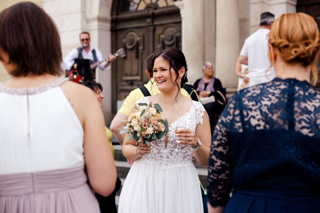 Braut mit Blumenstrauß bei Hochzeit in Lauingen fotografiert von Saskia Römer.