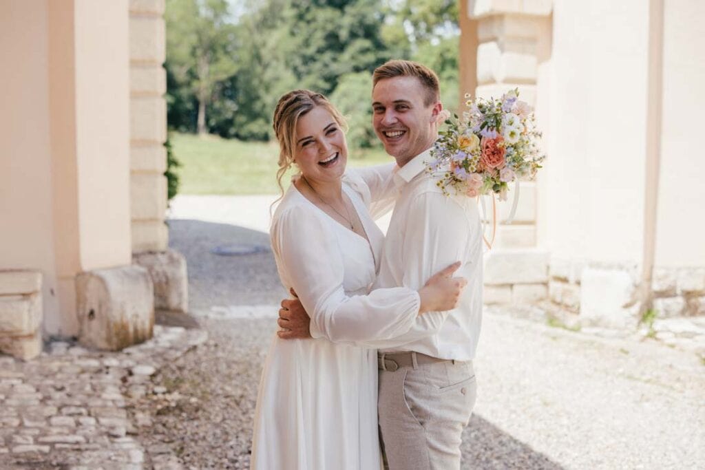 Lächelndes Brautpaar bei Hochzeit in Lauingen fotografiert von Saskia Römer.