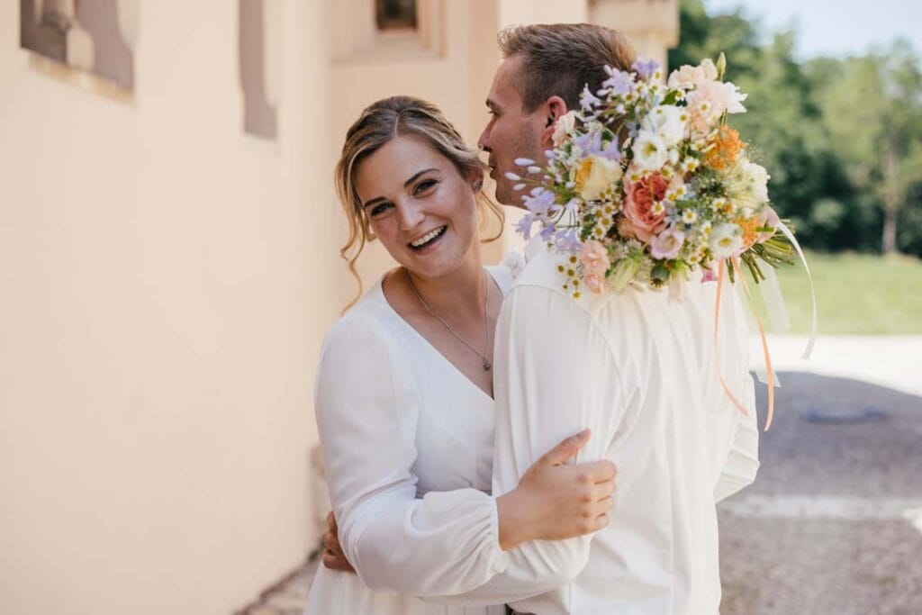 Lächelndes Brautpaar bei Hochzeit in Lauingen fotografiert von Saskia Römer.