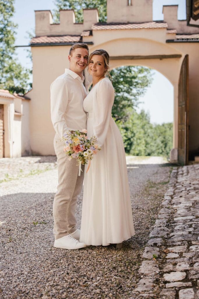 Brautpaar vor Burg in Lauingen, fotografiert von Saskia Römer – Fotografie mit Herz Lauingen.