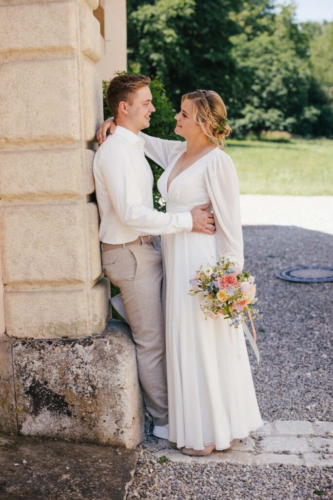 Braut und Bräutigam in Liebe bei Sonnenlicht in Lauingen.