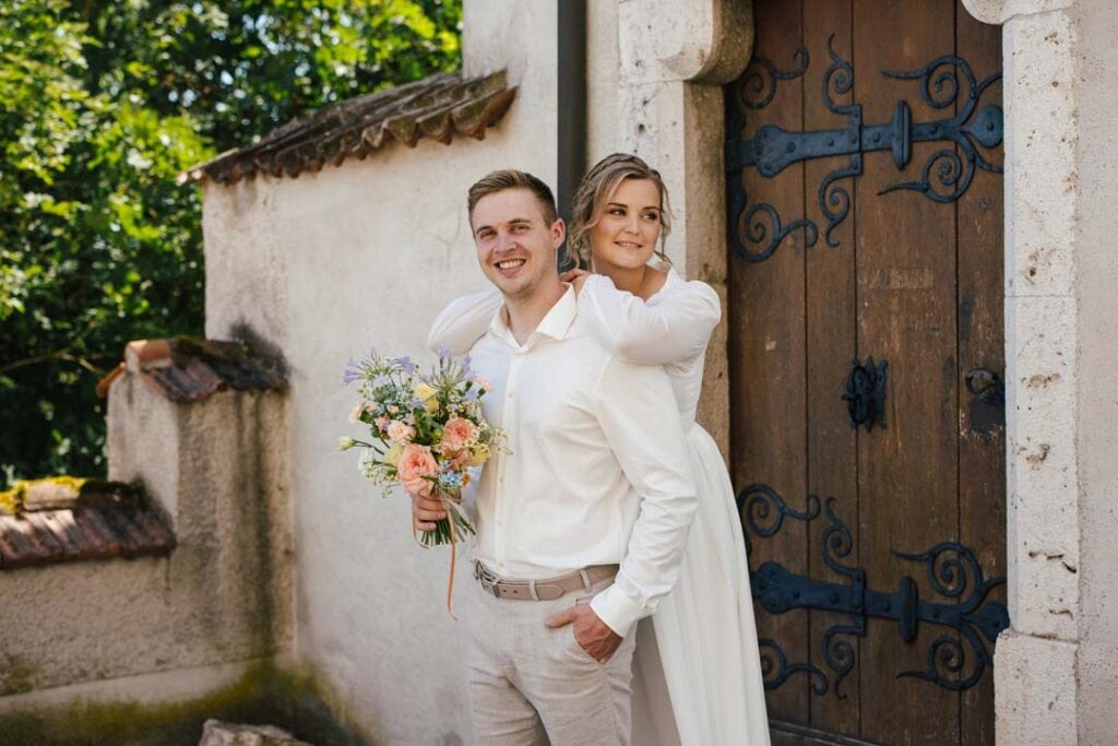 Hochzeitspaar vor historischem Tor in Lauingen, fotografiert von Saskia Römer – Fotografie mit Herz.