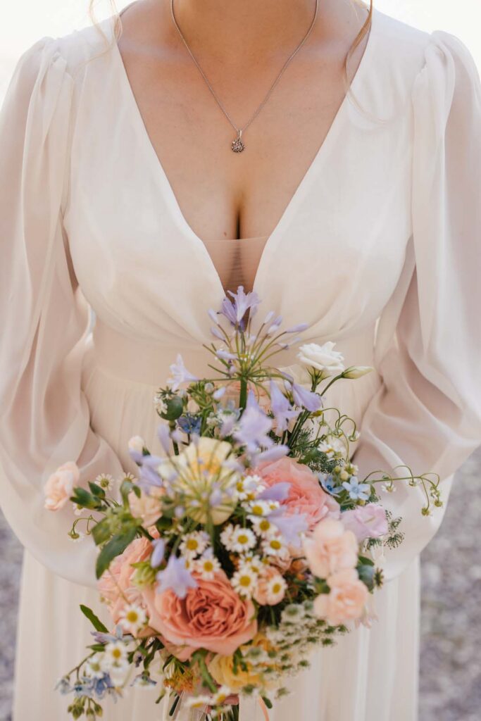 Hochzeitsstrauß mit Rosen, Lavendel und Wildblumen, fotografiert von Saskia Römer – Fotografie mit ♥.